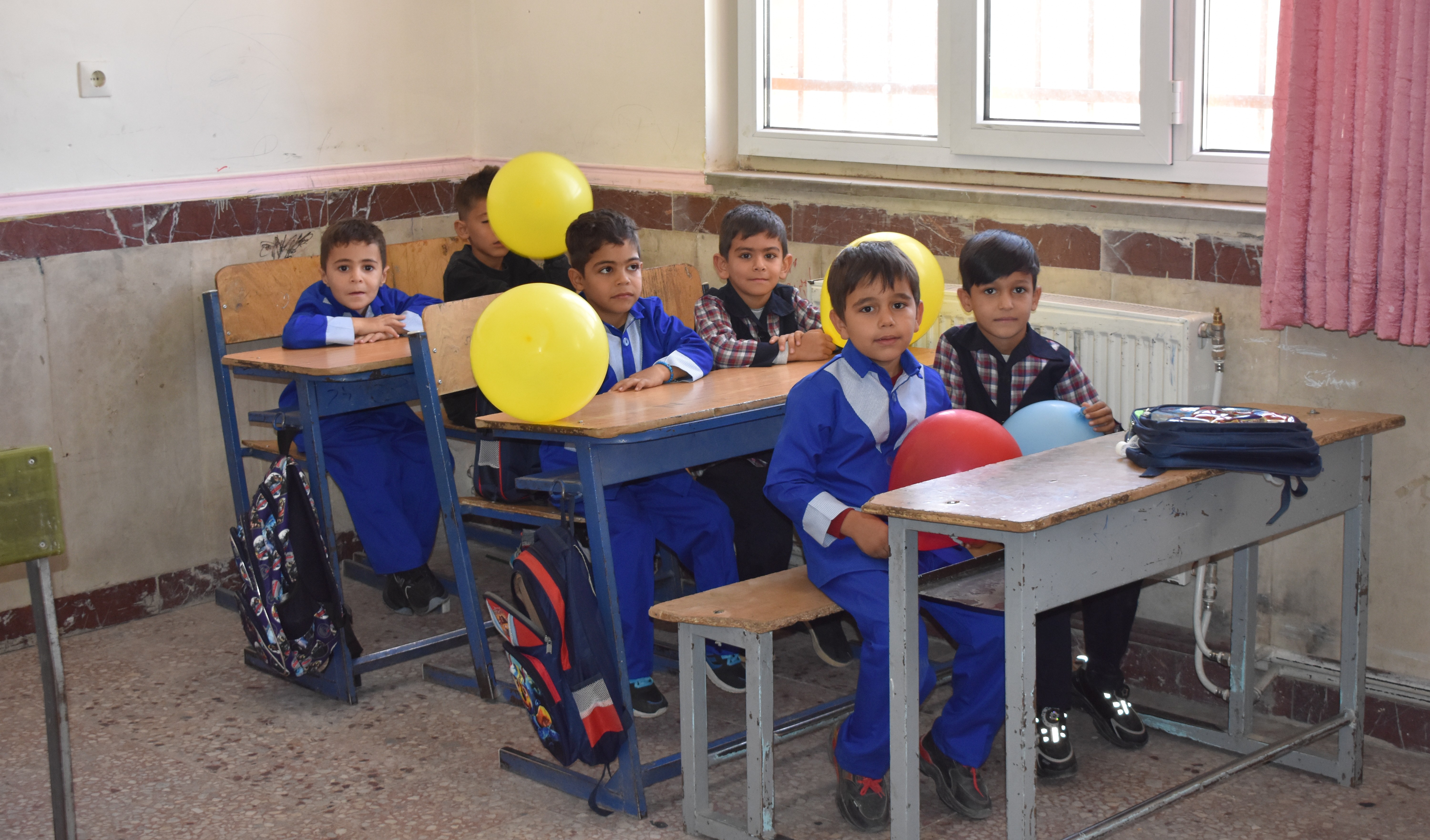 اهدا لوازم ‌التحریر به دانش ‌اموزان روستاهای منطقه توسط شرکت معدنی زرکوه